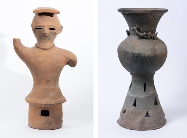 （左）伝埼玉県出土の女子埴輪（6世紀）※展示はレプリカ 長らく大英博物館日本展示室の入口に展示され、「顔」ともなってきた埴輪。ガウランド・コレクションを代表する門外不出の資料ですが、3次元計測データをもとに、精巧な複製レプリカの制作と展示が初めて実現しました。（Gowland Project提供）（右）伝群馬県出土の装飾付台付壷形土器（6世紀）壷の上部に鳥や馬、鹿の小像があり、古墳時代人の世界観の一端が表現されているといわれる土器。関東地方での出土が極めて少なく、西から伝わった古墳文化を考えるうえで貴重な資料です。日本初出展。（Gowland Project提供）