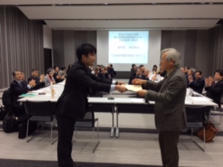 河内法科大学院長から受賞者の時田剛志さんへ賞状授与の瞬間