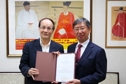 陳其南故宮博物院長（左）から感謝状を授与