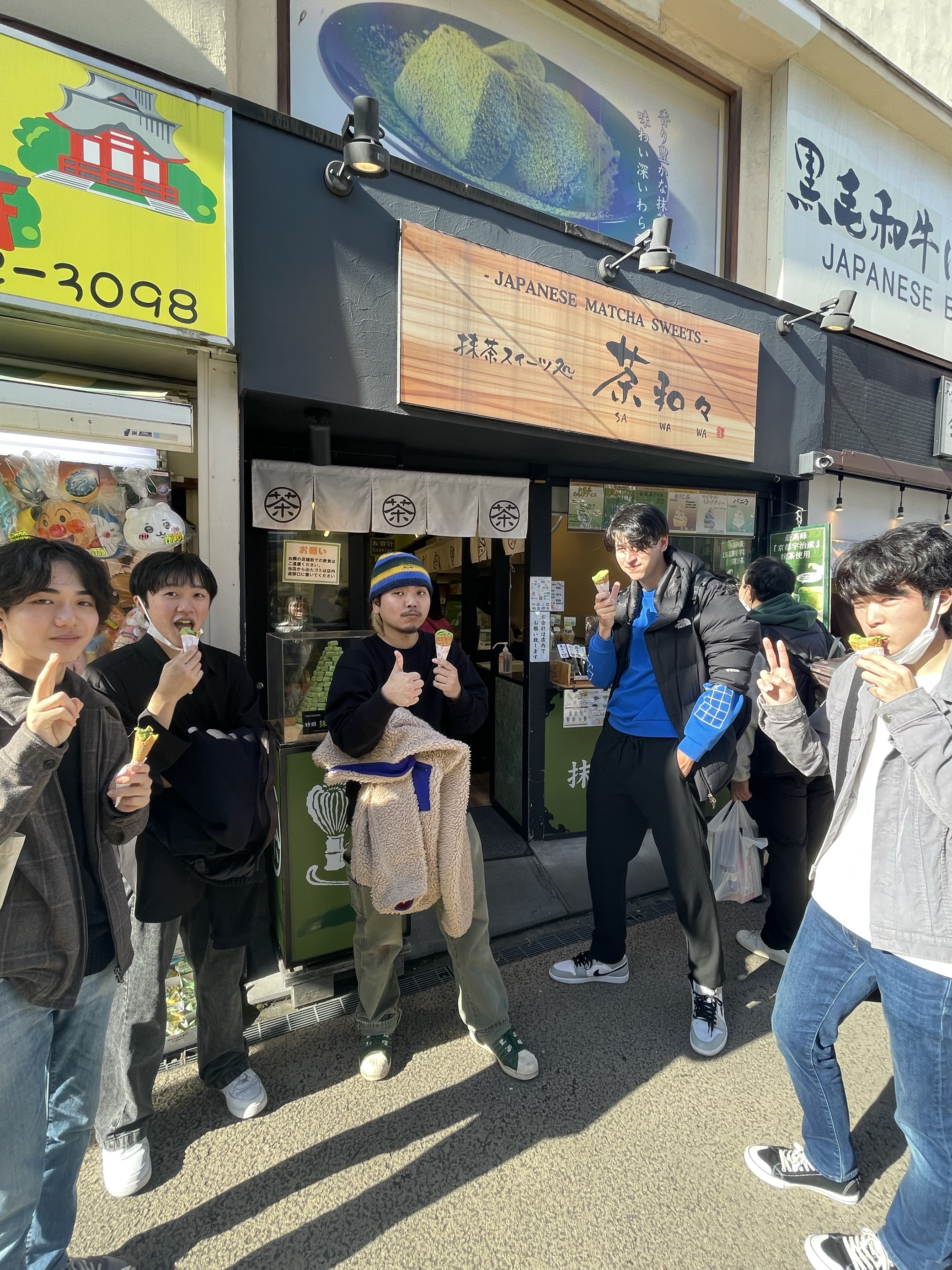 抹茶ソフトクリームを食べながら、鎌倉小町通を散策