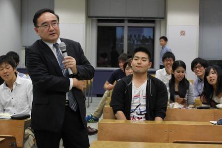 開会のあいさつをする横井商学部長と受講生たち