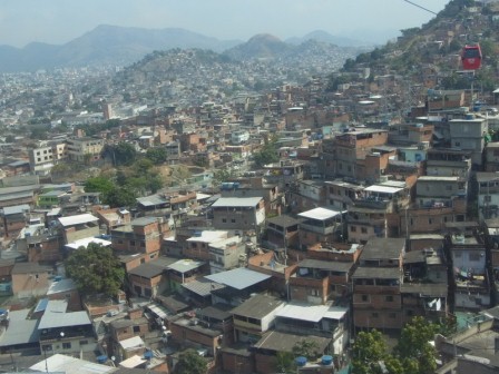 写真④　一面に広がるリオデジャネイロのファベイラ(ファベイラ内のトラム（ロープーウェイ）から撮影)