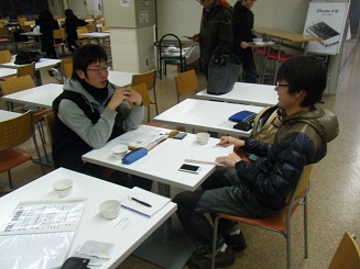 『田んぼエイド』の聞き取り調査（写真左：福島大学学生，右：本学学生）