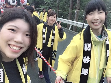 関谷の山車を引く女子学生
