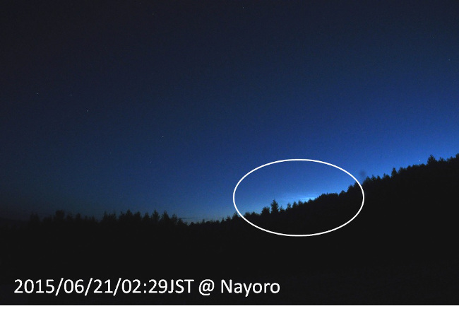 北海道名寄名市のなよろ天文台において、2015年6月21日2:29 JSTに撮影された夜光雲（撮影: 明治大学 鈴木秀彦 講師）