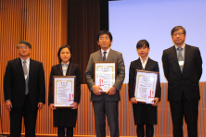 左から2番目が大砂まるみさん。右端が大会長を務めた加藤幸雄教授・明治大学農学部生命科学科。