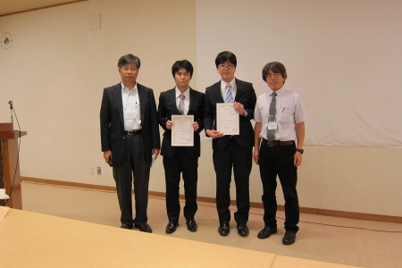 右から、大会長の松田恒平教授（富山大学）、佐藤一裕さん、持丸雄太さん、事務局長の汾陽光盛教授（北里大学）