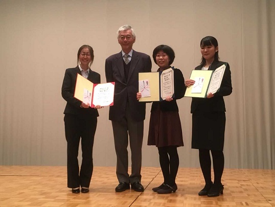 受賞の様子（右端が本人）