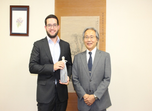 トム・クライネン農務参事官（写真左）と竹本田持農学部長（写真右）