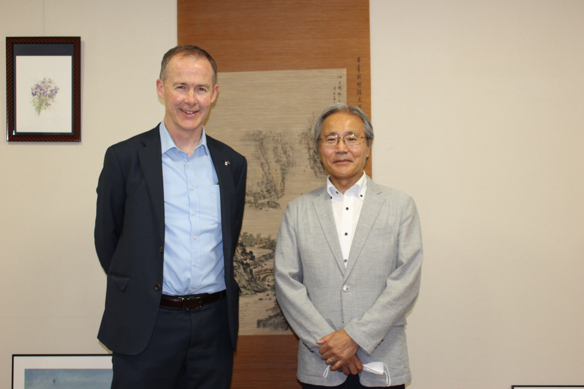 トム・パーネル農務参事官（写真左）と竹本田持農学部長（写真右）