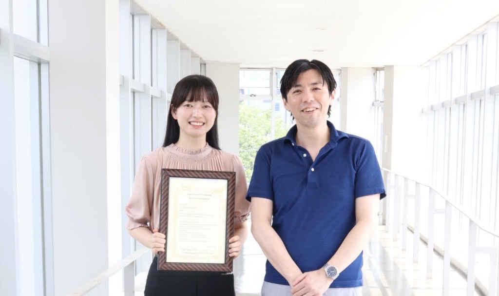 左：受賞した樋口春花さん／左：小山内崇准教授