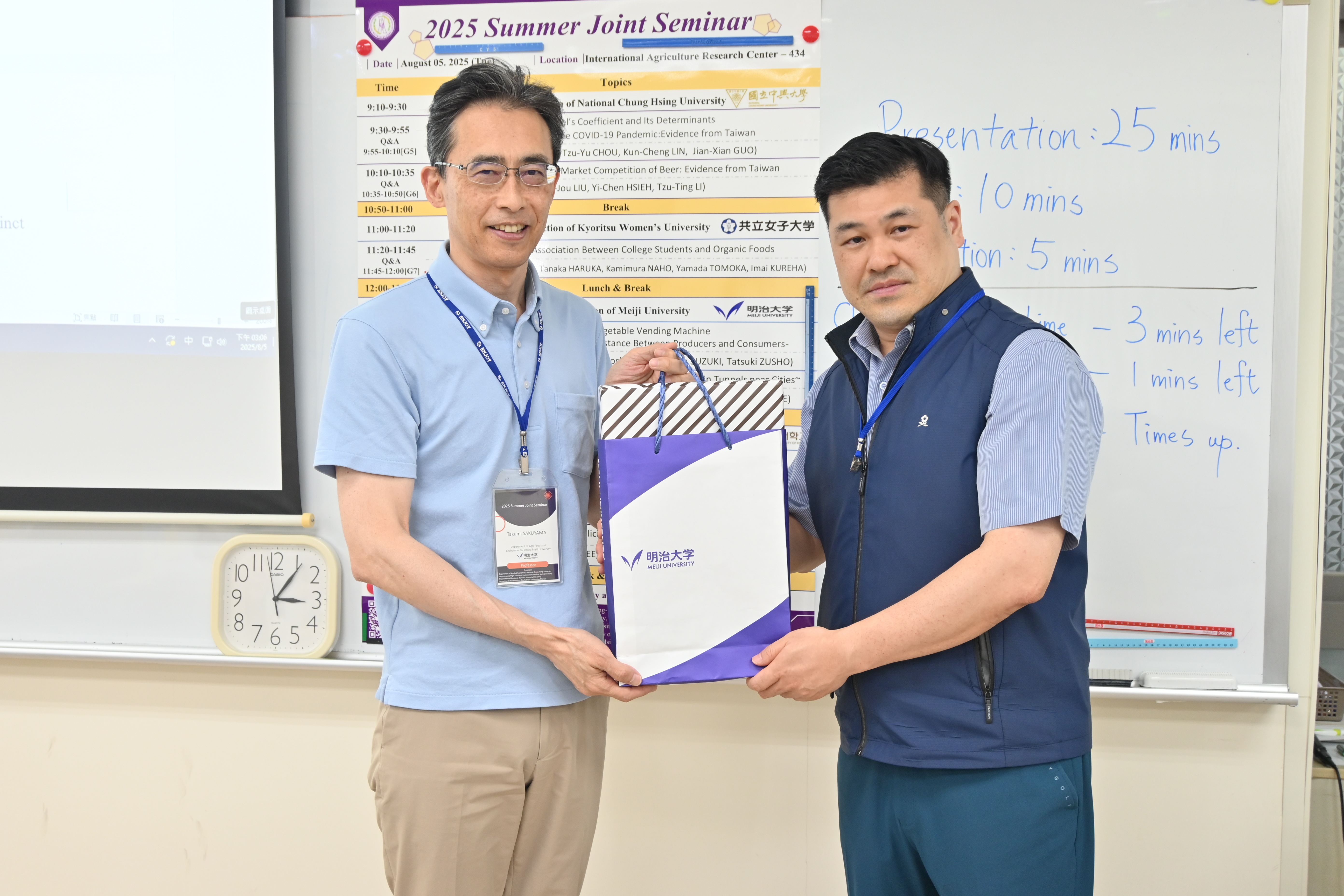 記念品を贈呈する作山教授（写真左）と国立中興大学の張国益教授（写真右）