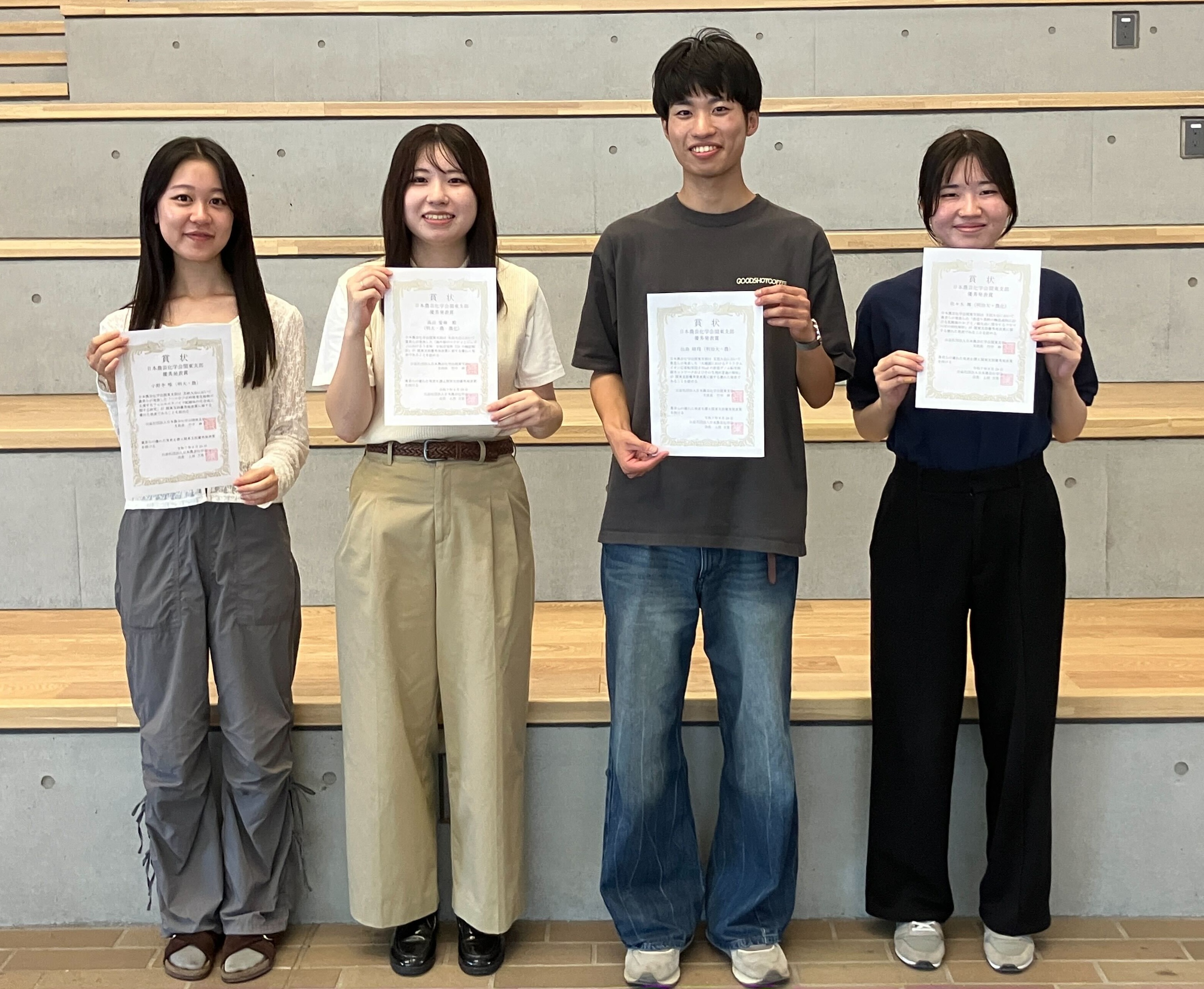 受賞した学生（左から小野寺さん、髙田さん、出島さん、佐々木さん）