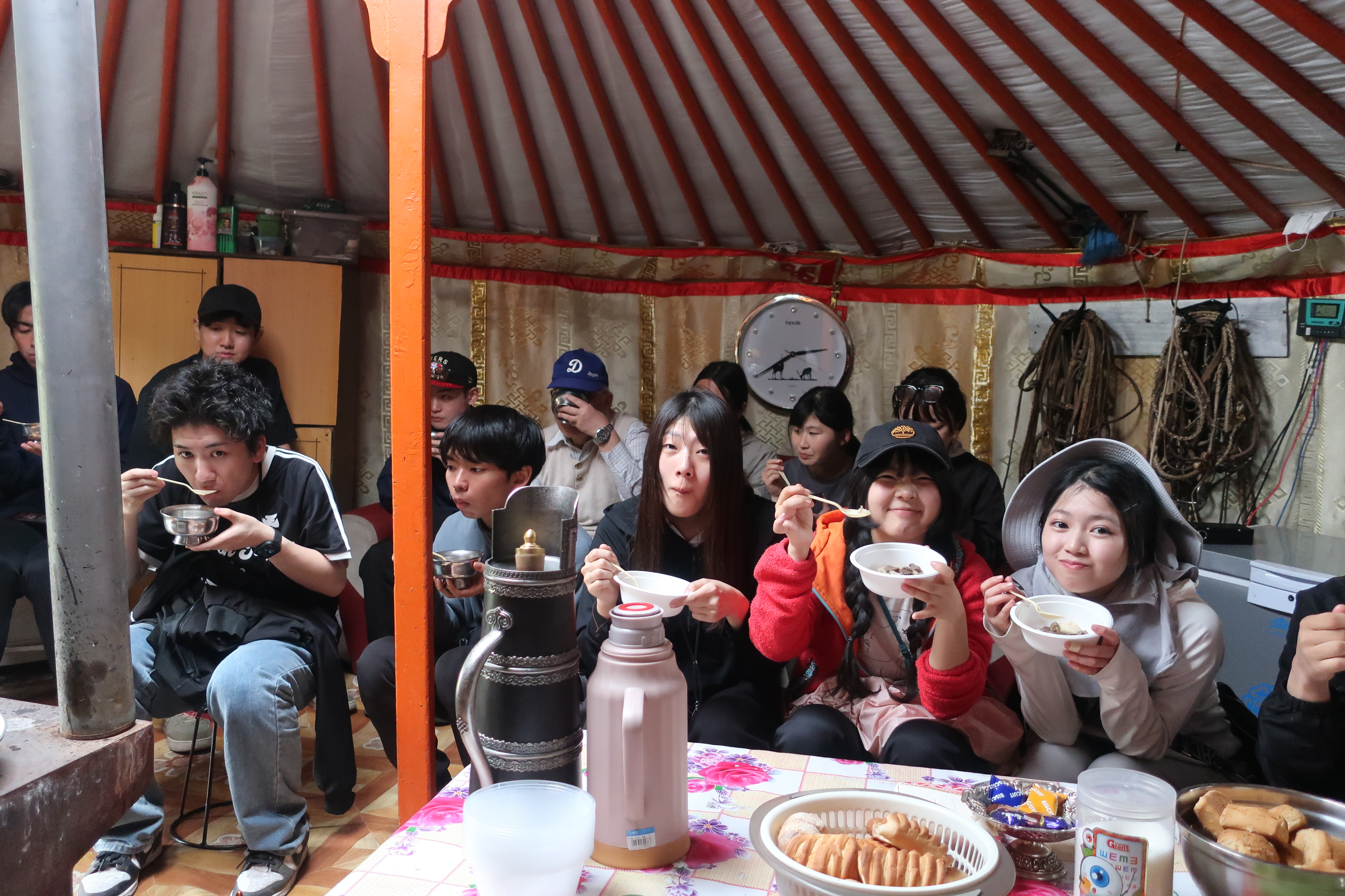 写真2：遊牧民のゲルで乳製品や羊肉を試食