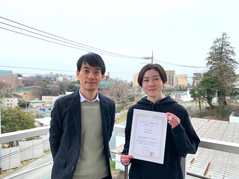 受賞した明尾結菜さん（右）