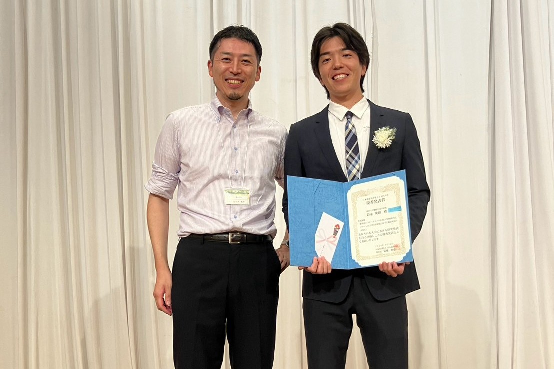 受賞した鈴木飛翔さん（写真右）