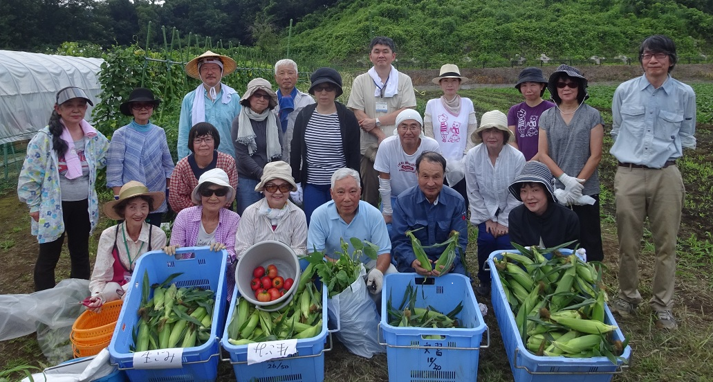  生ごみで栽培された野菜を収穫した参加者の皆さん