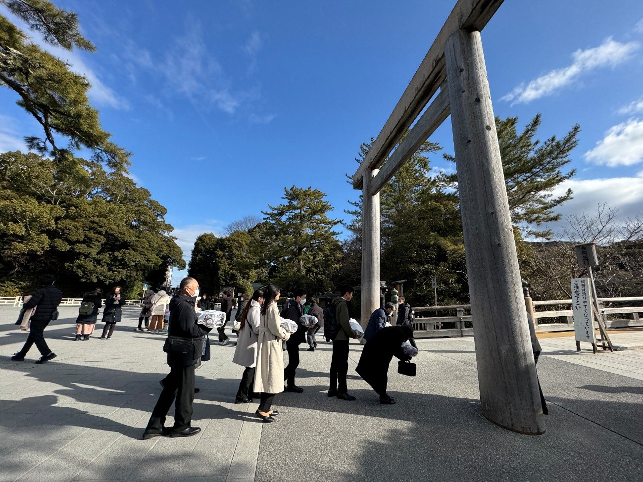 写真１　内宮への入口、宇治橋の大鳥居前にて