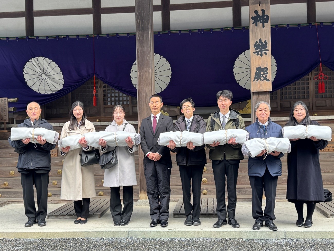 写真２　内宮神楽殿前にて