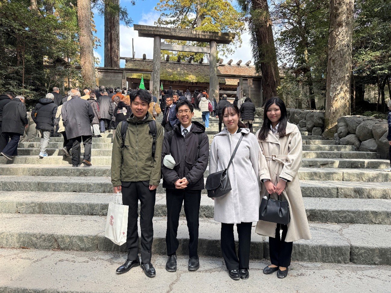 写真７　内宮御正宮前にて