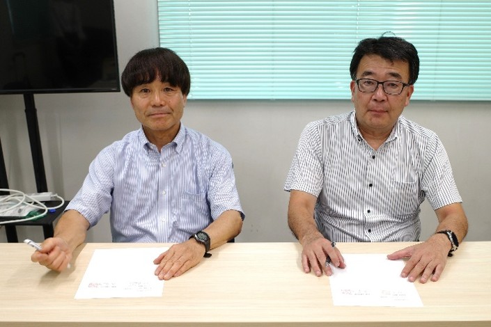 元木悟農場長（写真左）と友常裕校長（写真右）