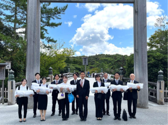 写真1　内宮への入口、宇治橋の大鳥居前にて