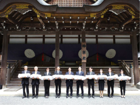 写真2　内宮神楽殿前にて