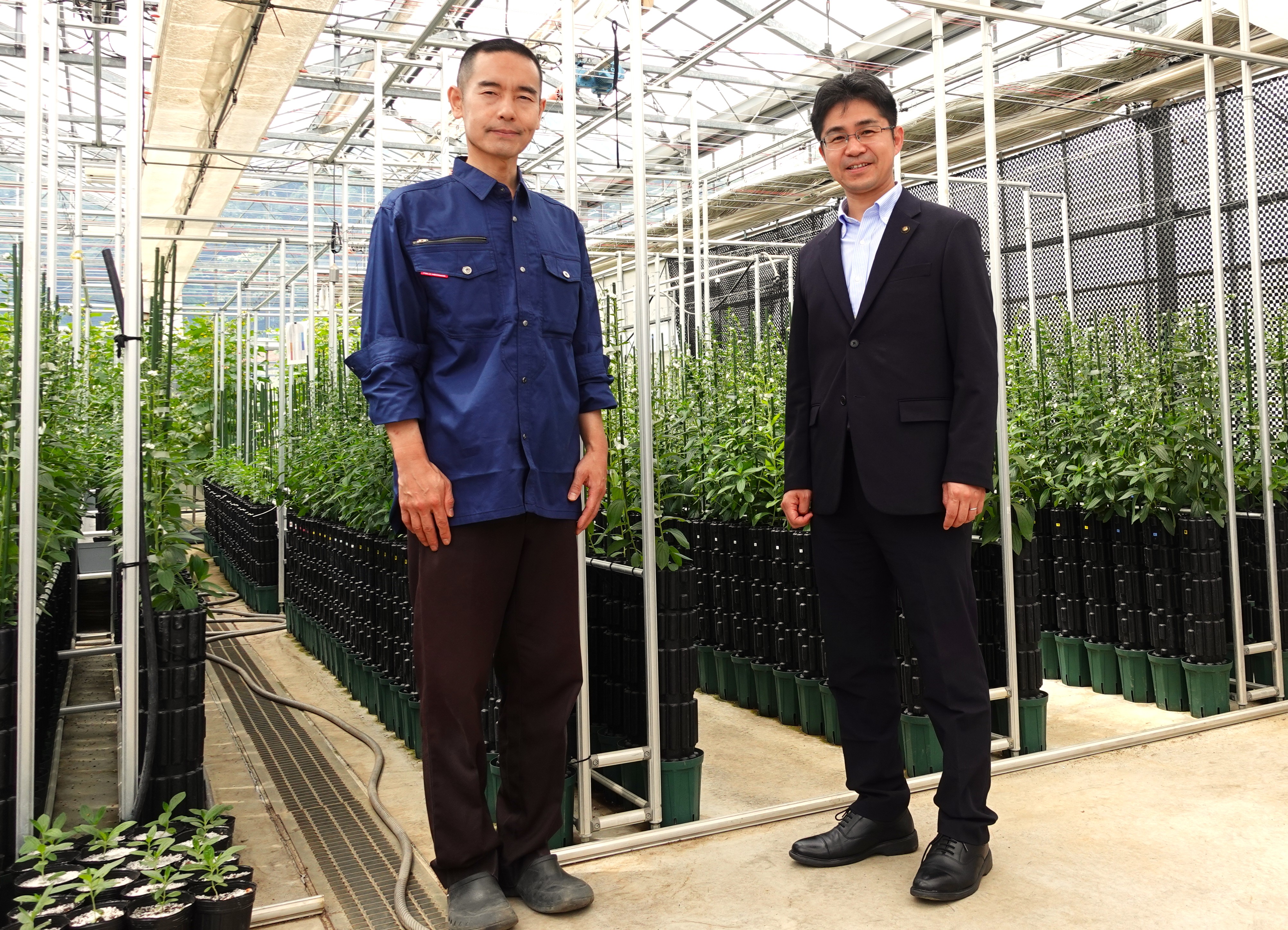 写真1：笹本市長（右）と伊藤専任講師（左）