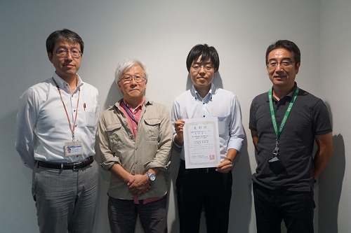 (左から)菊池教授、松山教授、山田さん、乾教授