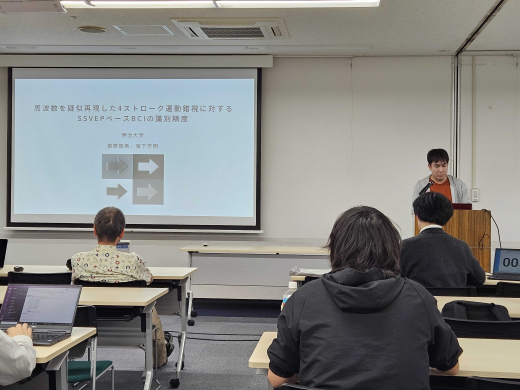 振原さん（右）の発表風景