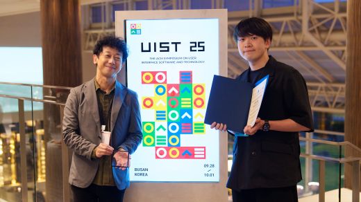 表彰式にて。左から、宮下教授、吉本さん。 