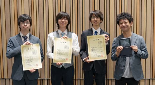 賞状・楯とともに。左から、富張さん、大塲さん、木下さん、宮下教授