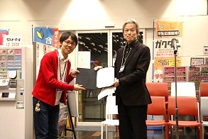 Excellence Presentation Award を受賞した大野さん