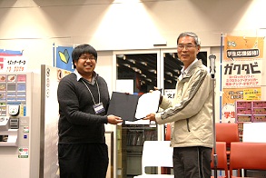 Excellence Research Award を受賞したチャイディーさん