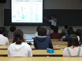 講演を聞く学生の様子