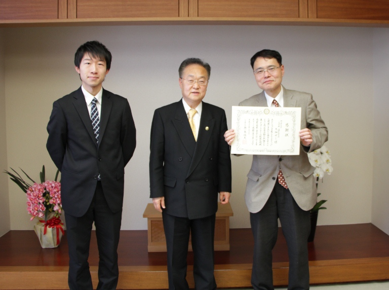 左から、高山和希３年大畑ゼミ長、奥ノ木信夫川口市長、大畑教授