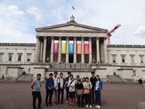 ロンドン大学前にて