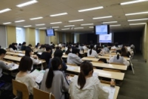 本イベントに参加するにあたっての心構えについて説明を受ける様子