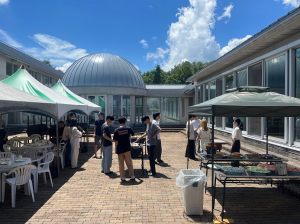 清里セミナーハウスでは中庭でBBQ