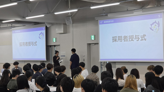 代表学生による採用者授与式