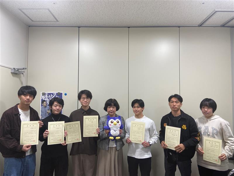 石津学生部長を囲んで記念撮影