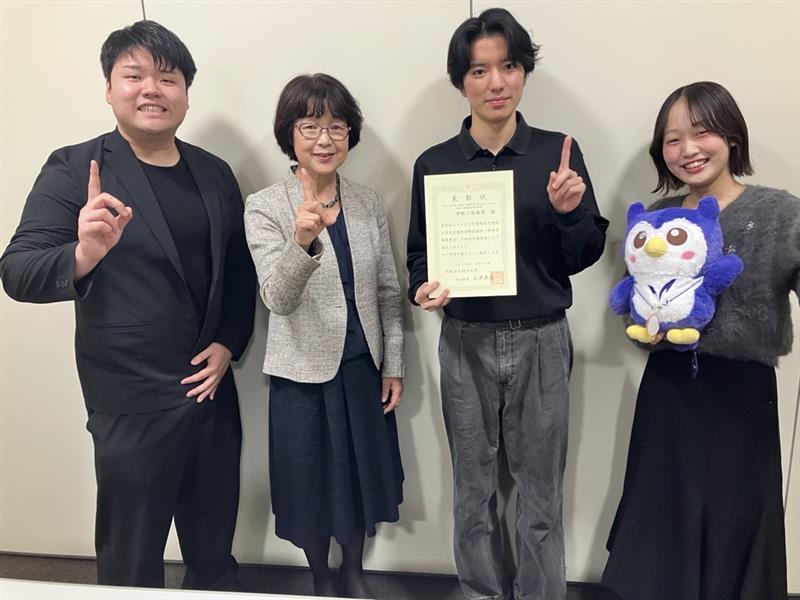 石津学生部長を囲んで記念撮影