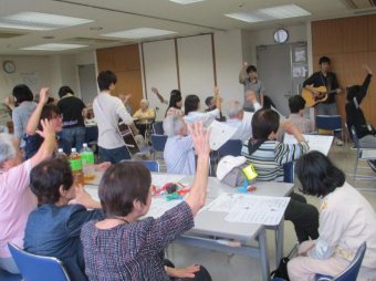 学生のギター演奏に合わせて振りつきで歌いました