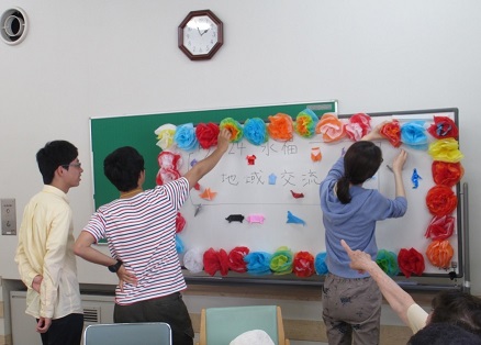 会場の飾りつけをする学生たち