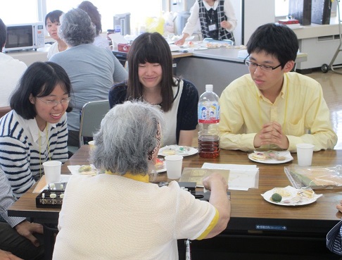 大正琴を披露くださる参加者の方