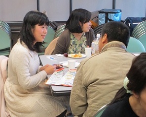 お茶とお菓子を食べながら交流する学生と参加者