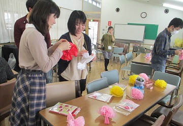 会場の飾りつけをする学生たち