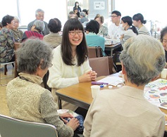 すごろくを楽しむ学生と参加者ら