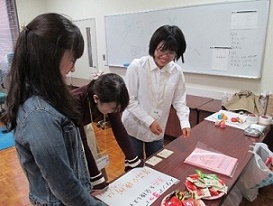 飾りつけなど準備をする学生たち