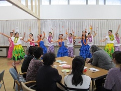 地域の方によるフラダンスの披露